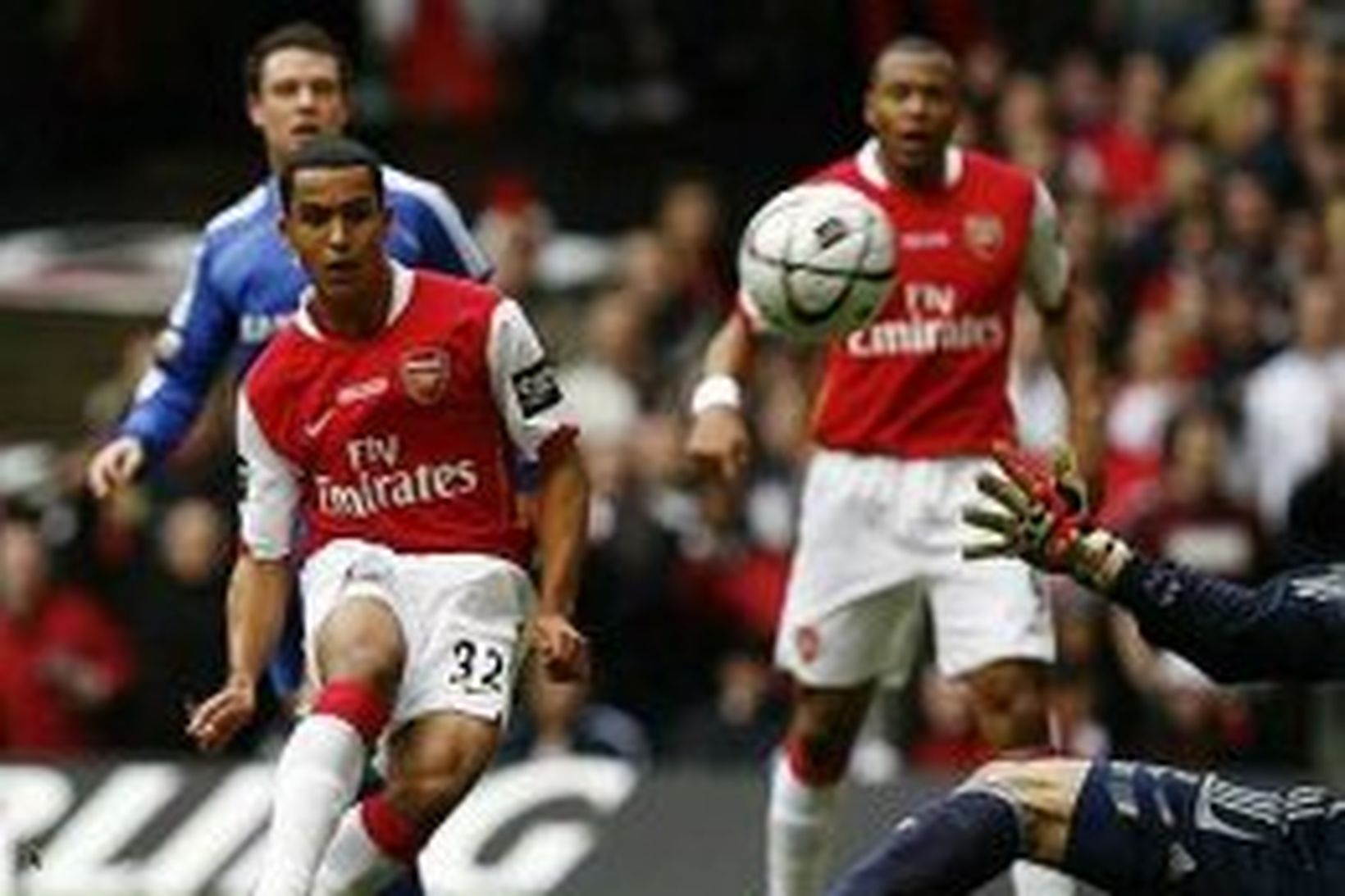 Theo Walcott (t.v.) skorar fyrir Arsenal.