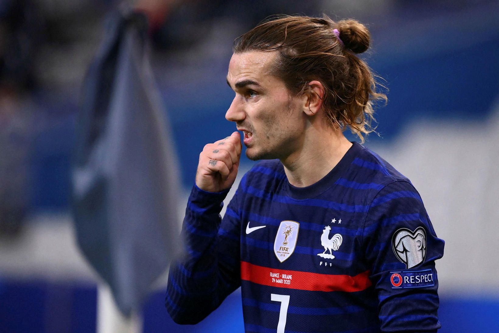 Antoine Griezmann fagnar marki sínu í París í kvöld.