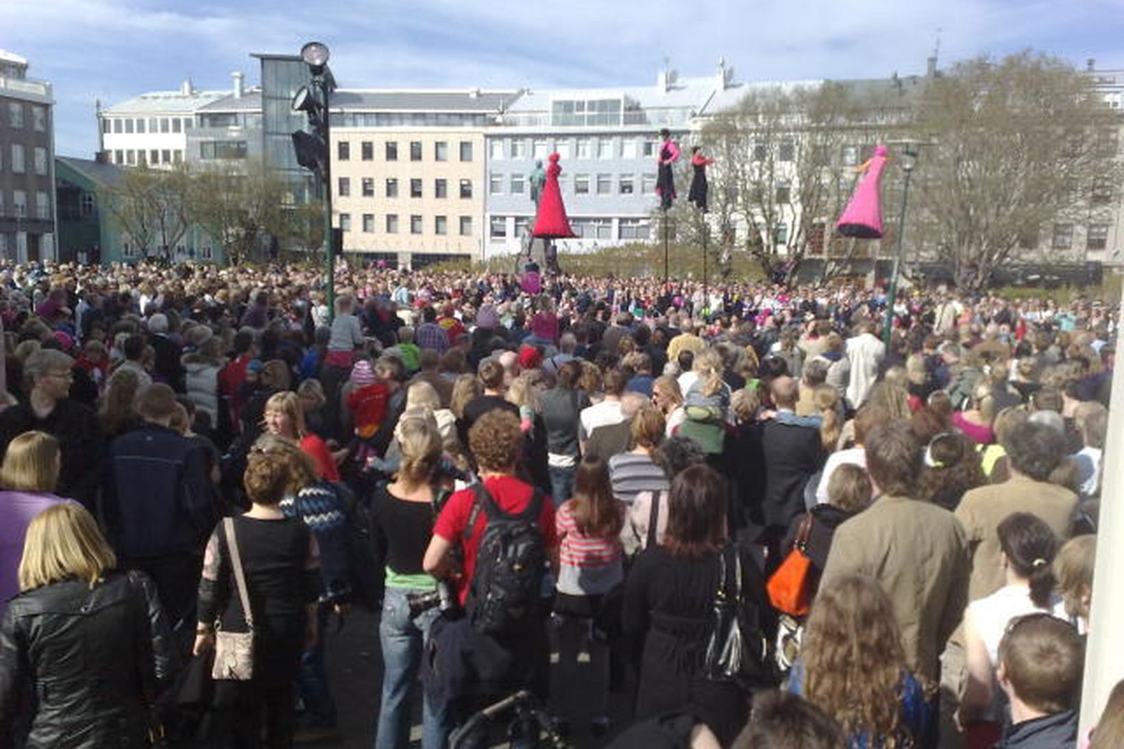 Mikill fjöldi fólks er í miðborginni.