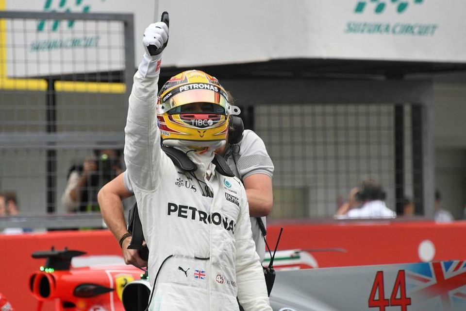 Lewis Hamilton fagnar ráspólnum í Suzuka, hinum fyrsta þar á ellefu ára ferli hans.