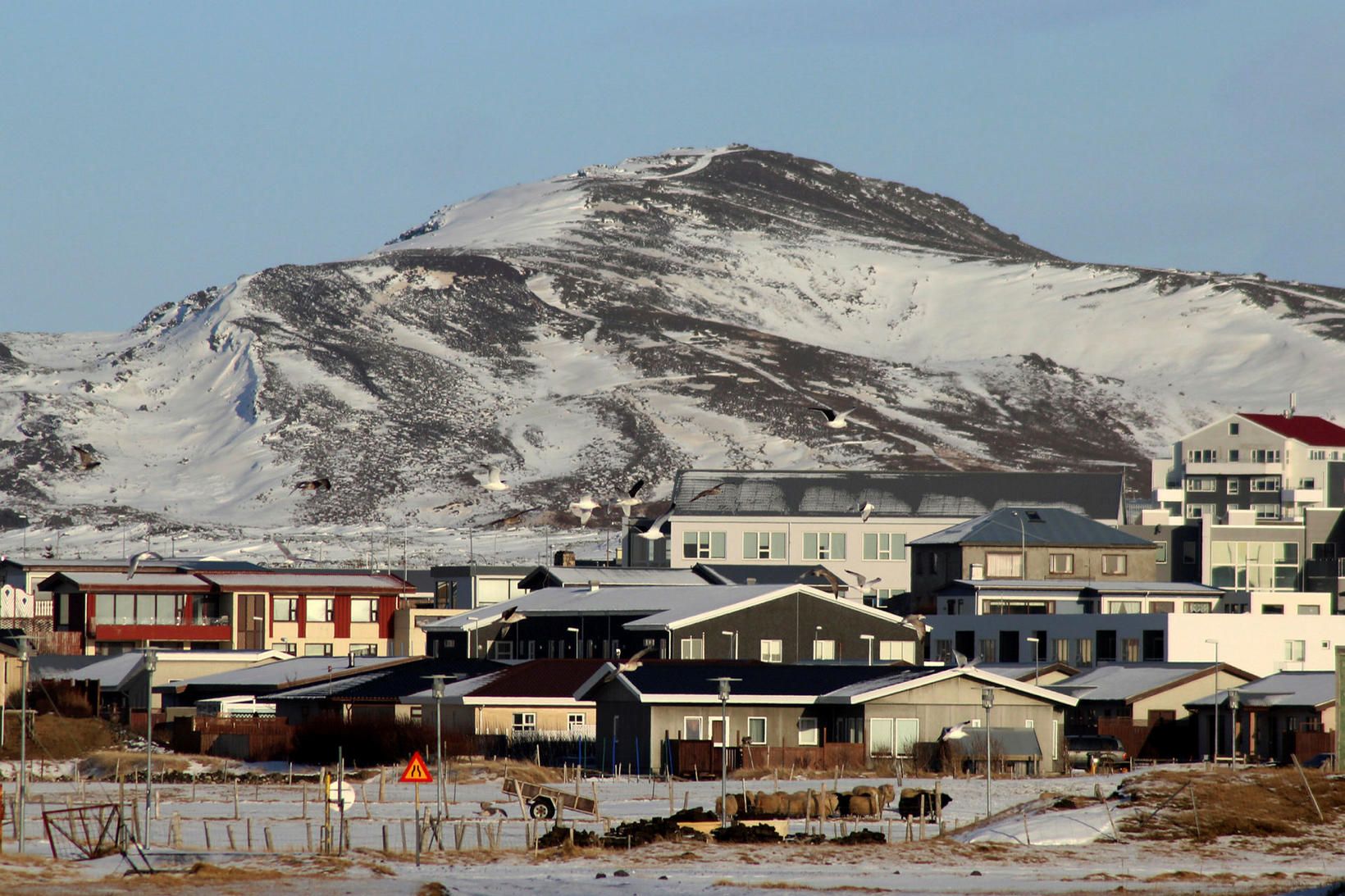 Skjálftinn varð um tvo kílómetra norðan við Grindavík.