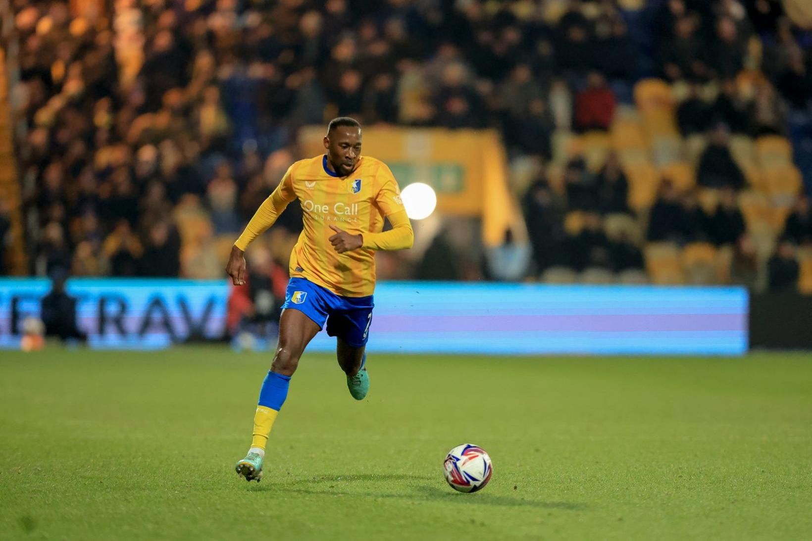 Lucas Akins í leik með Mansfield.