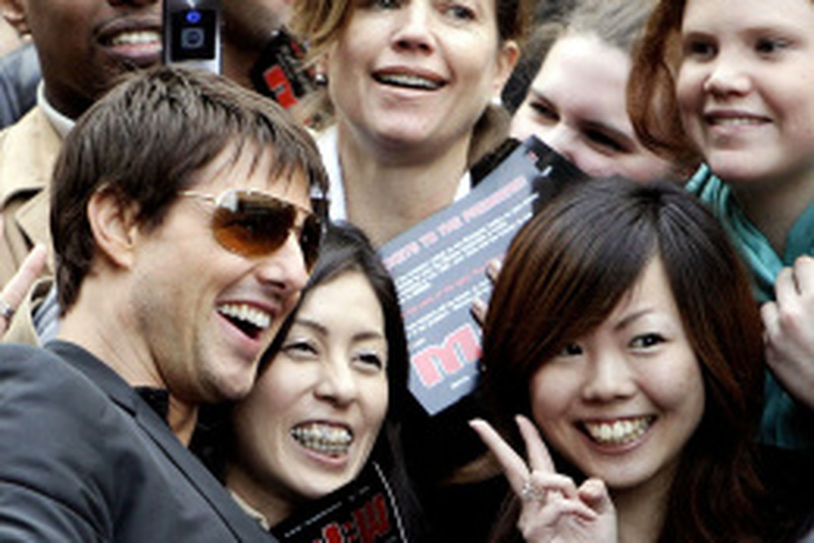 Tom Cruise í hópi aðdáenda sinna á Leicester Square í …