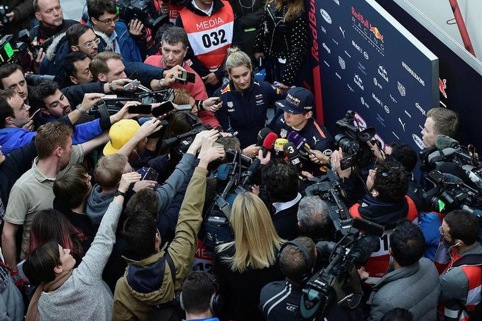 Max Verstappen situr fyrir svörum hjá blaðamönnum í Barcelona í dag.