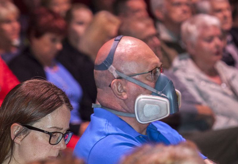 Crowds attended the meeting of Reykjanes locals last night. One of them wore a mask to state his point.