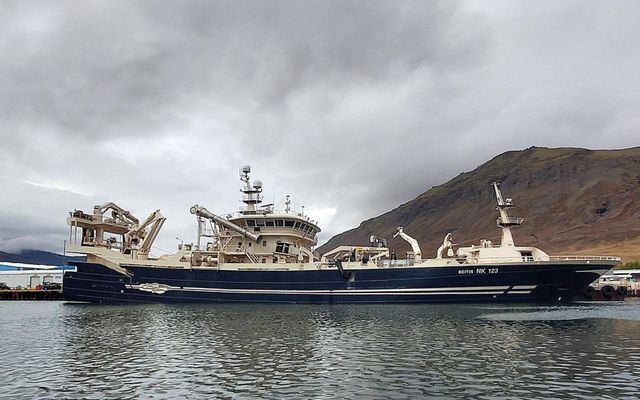 Beitir NK landar 1.100 tonnum af makríl í Neskaupstað.