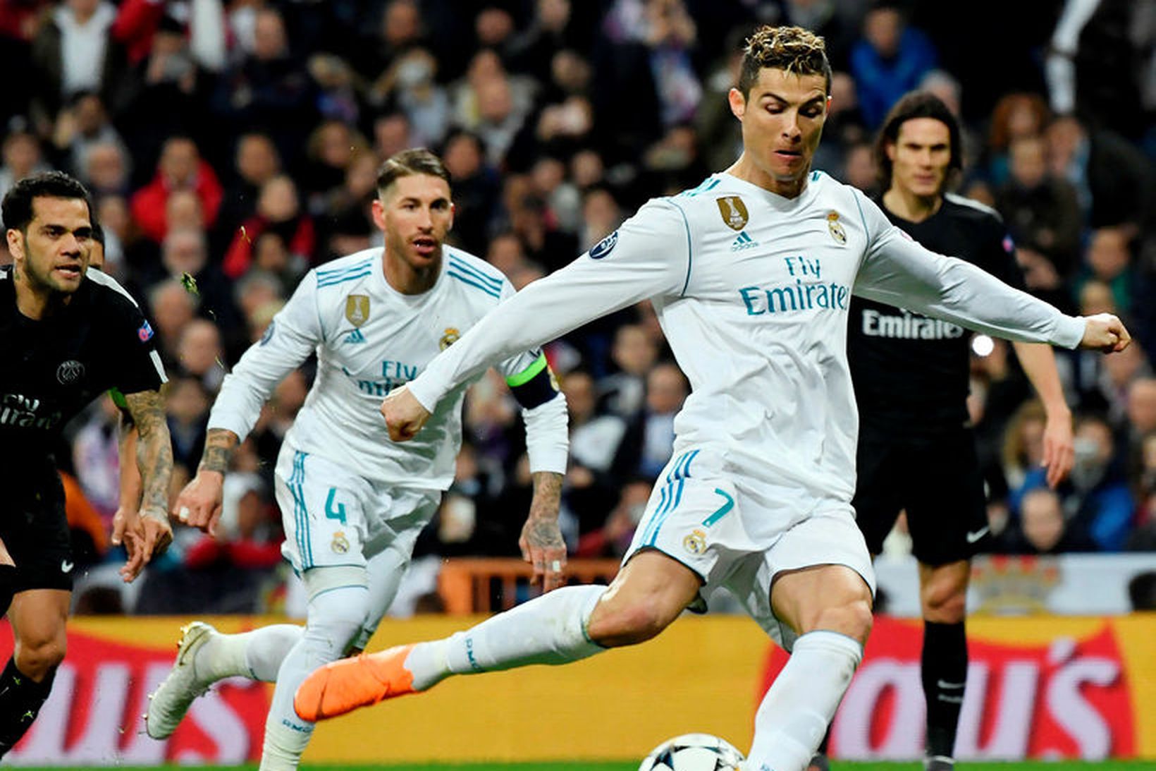 Cristiano Ronaldo tekur vítaspyrnuna gegn Paris SG.