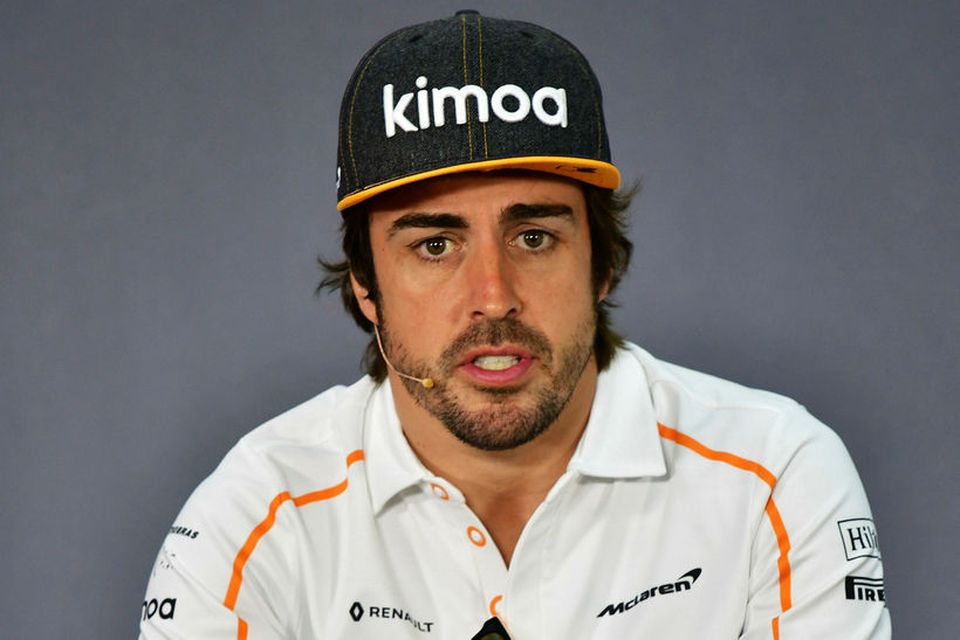 Fernando Alonso einbeittur á blaðamannafundi í Barein í dag.