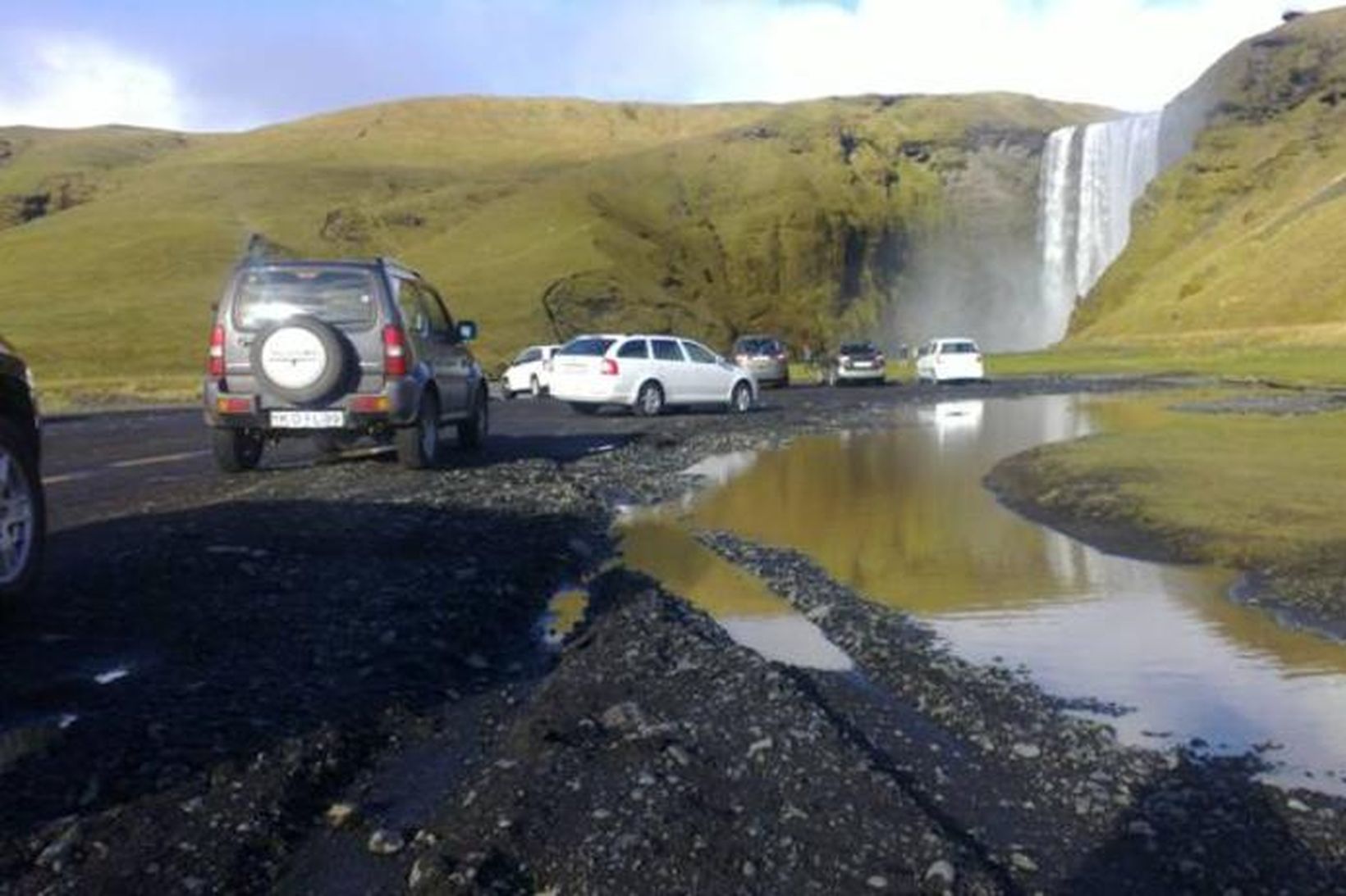 Ljósmynd sem sýnir bílastæðið við Skógafoss í gær.