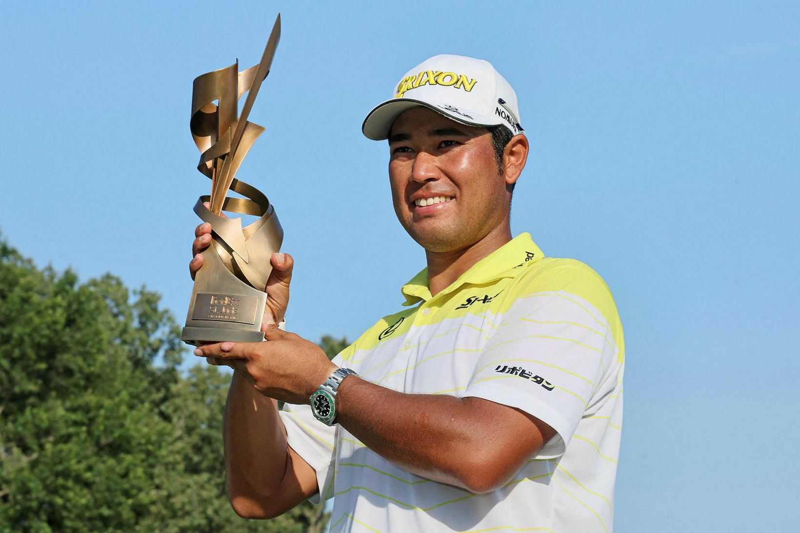 Hideki Matsuyama kátur með sigurlaunin um helgina.