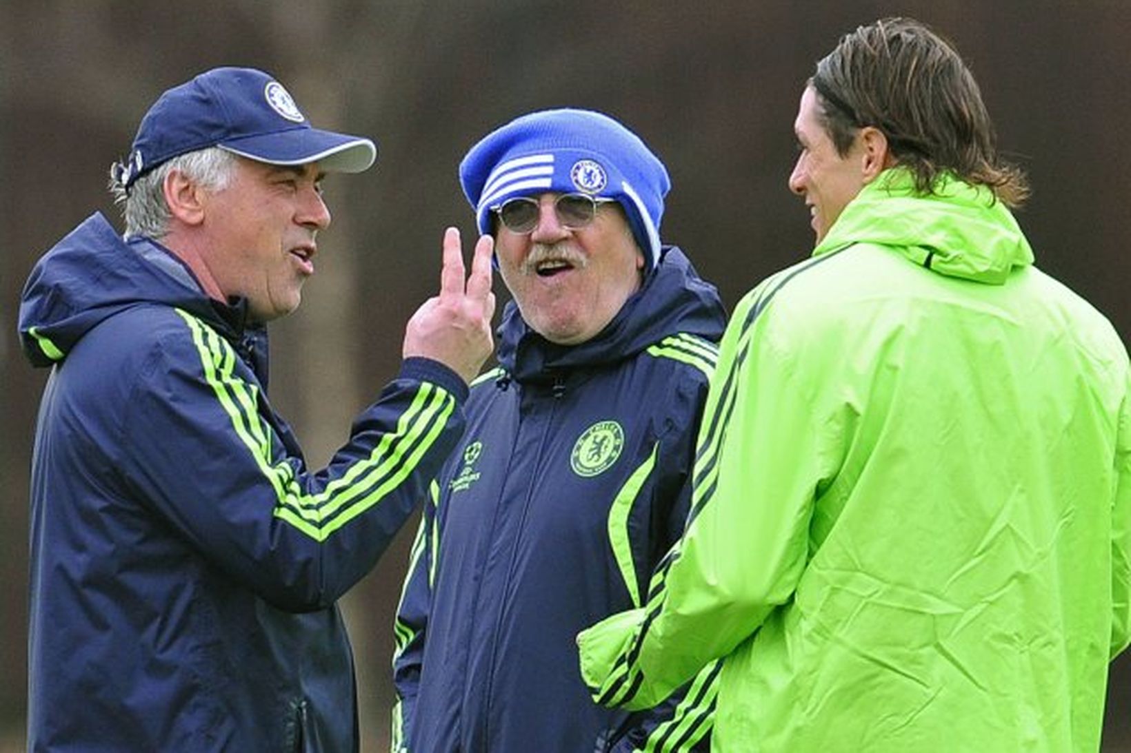Carlo Ancelotti ræðir við Fernando Torres á æfingu Chelsea.