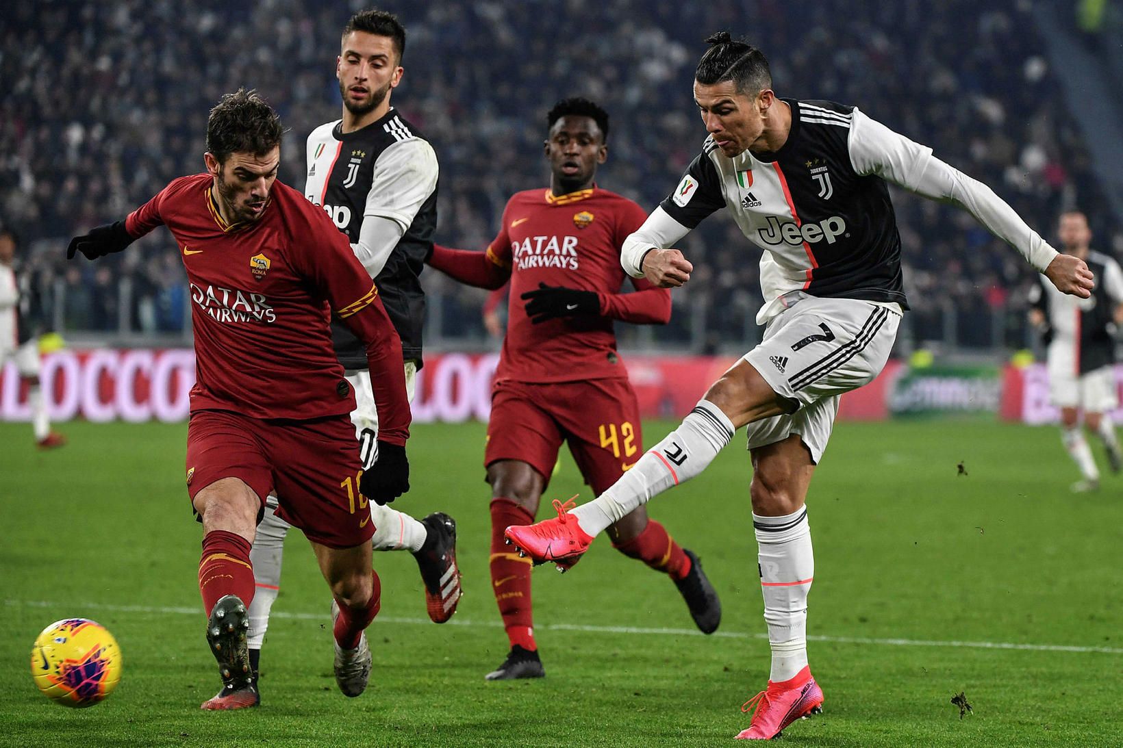 Cristiano Ronaldo skýtur að marki Roma í leiknum í gærkvöld.
