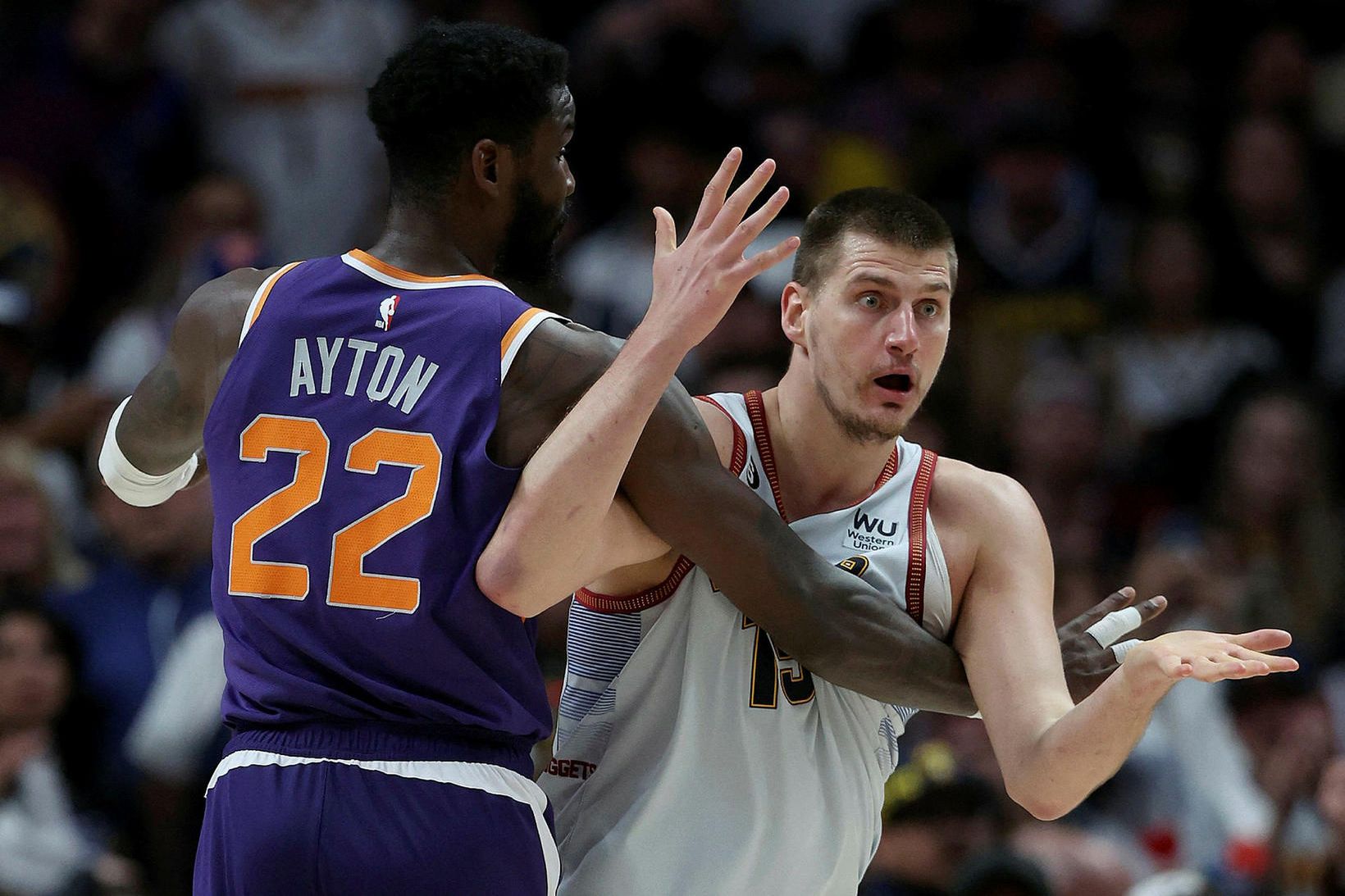 Deandre Ayton og Nikola Jokic eigast við í nótt.