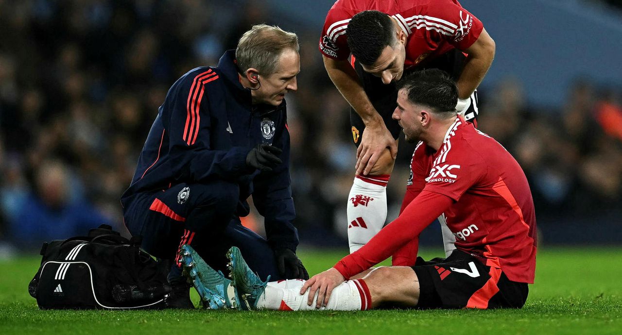 Mason Mount situr svekktur í grasinu eftir að hafa meiðst á sunnudag.