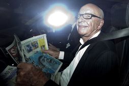 Rupert Murdoch lætur helst ekki mynda sig öðru vísi en hann sé að lesa eitthvað …