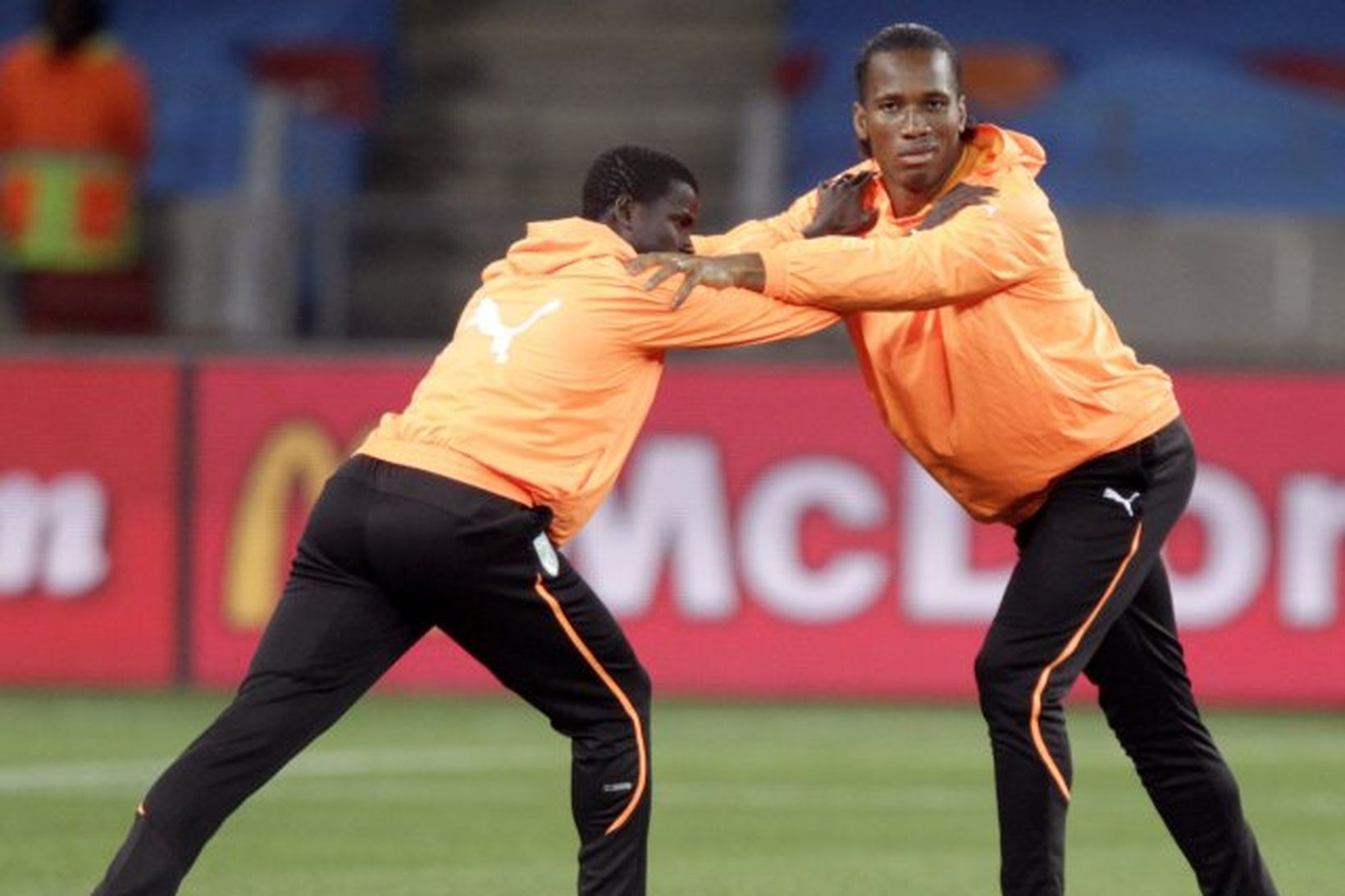 Didier Drogba og Emmanuel Eboue á æfingu Fílabeinsstrandarinnar í dag.