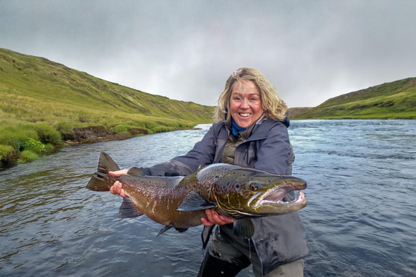 Ragnheiður Thorsteinsson formaður SVFR með Sandár tröllið. Það gekk á …