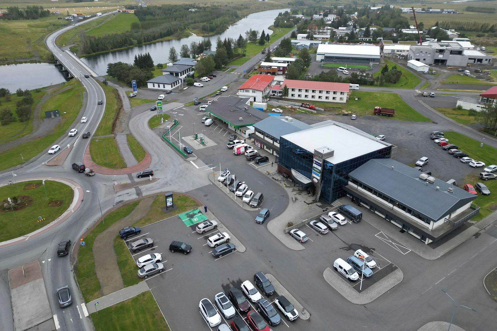 Hella í Rangárþingi ytra. Verslun Samkaupa er til vinstri í …