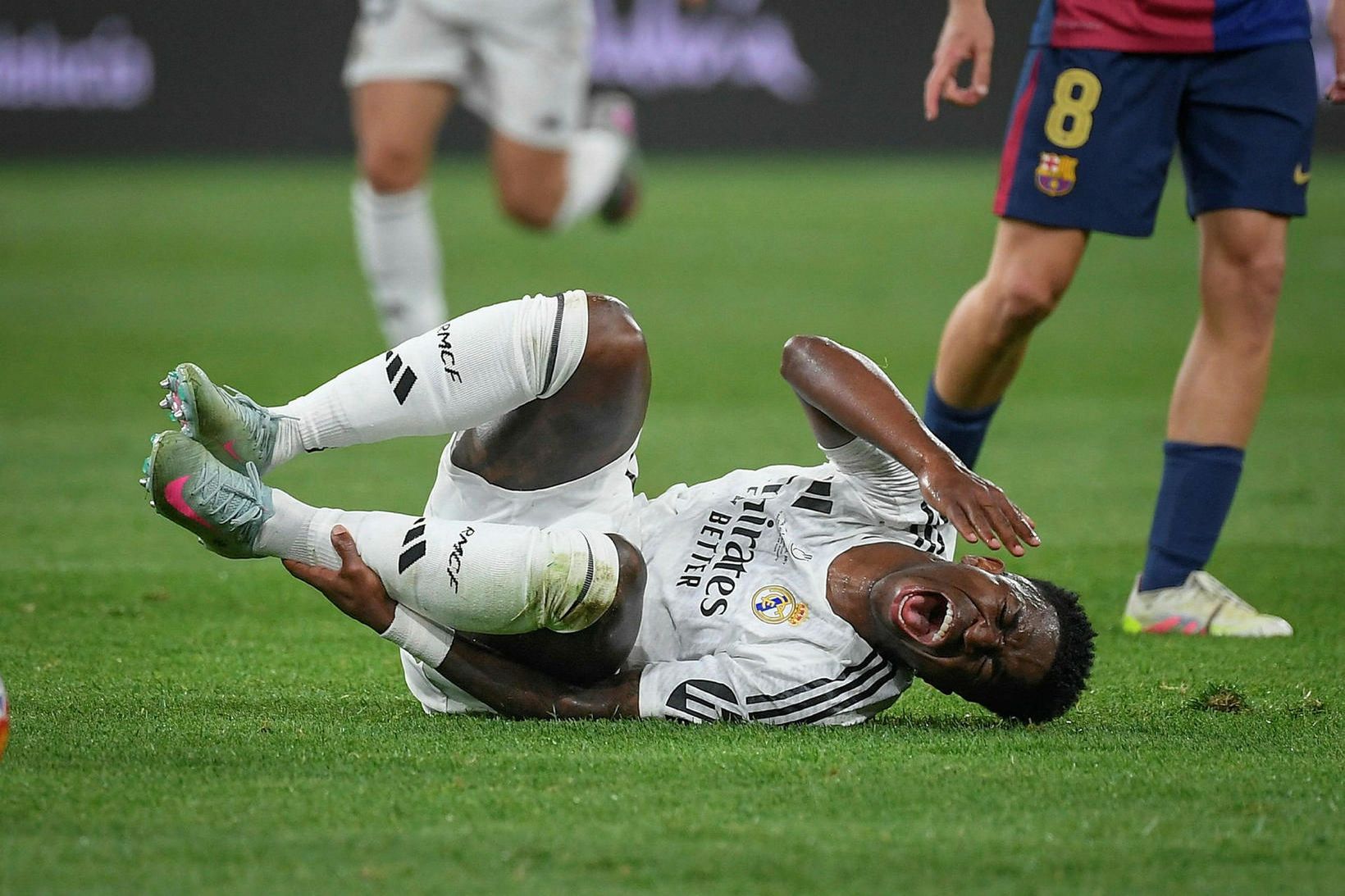 Vinícius Júnior kveinkar sér í leik með Real Madríd.