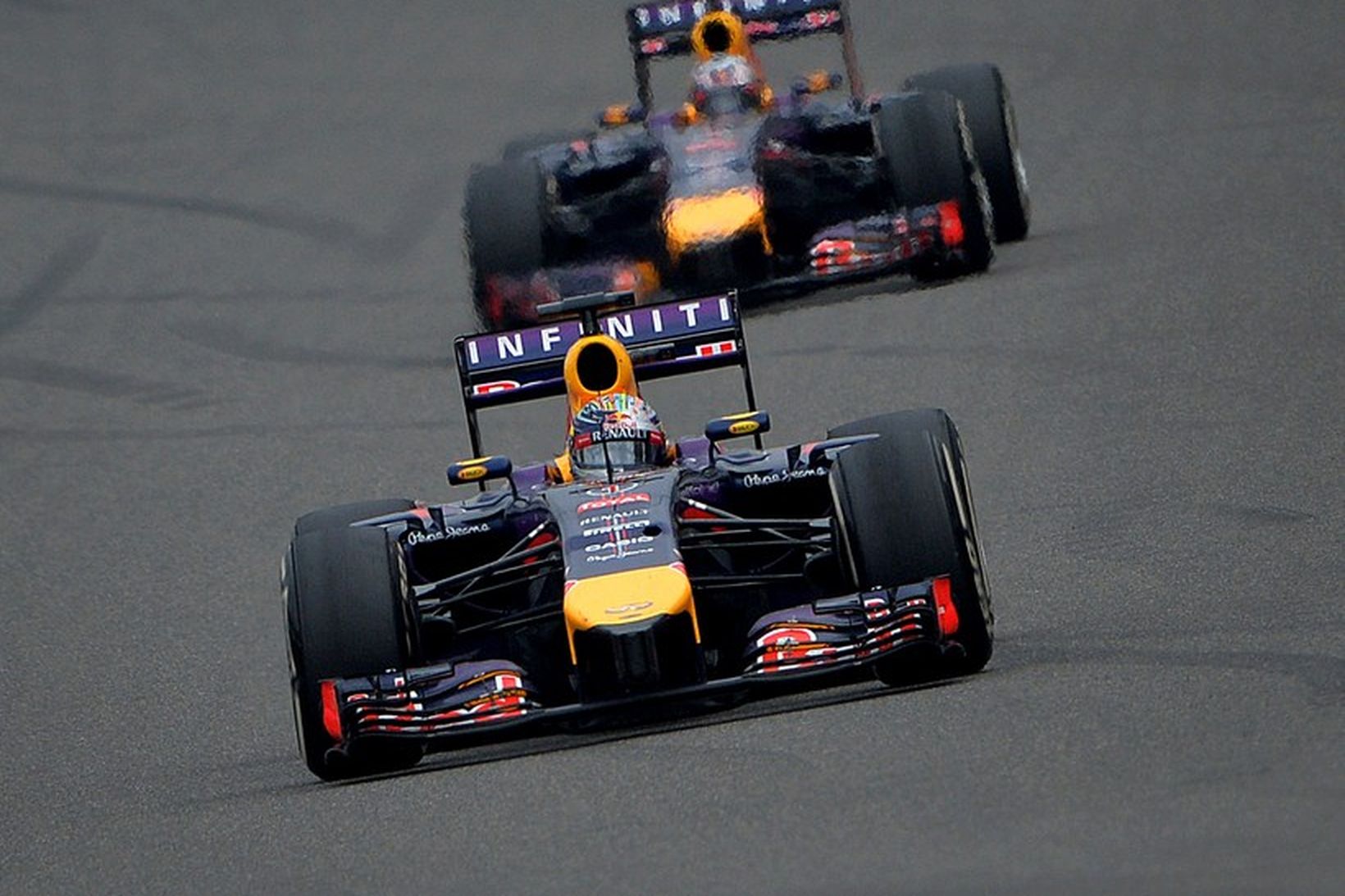 Sebastian Vettel á undan Daniel Ricciardo í Sjanghæ.