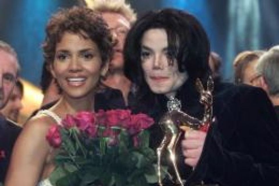 Bandaríska leikkonan Halle Berry og Michael Jackson.