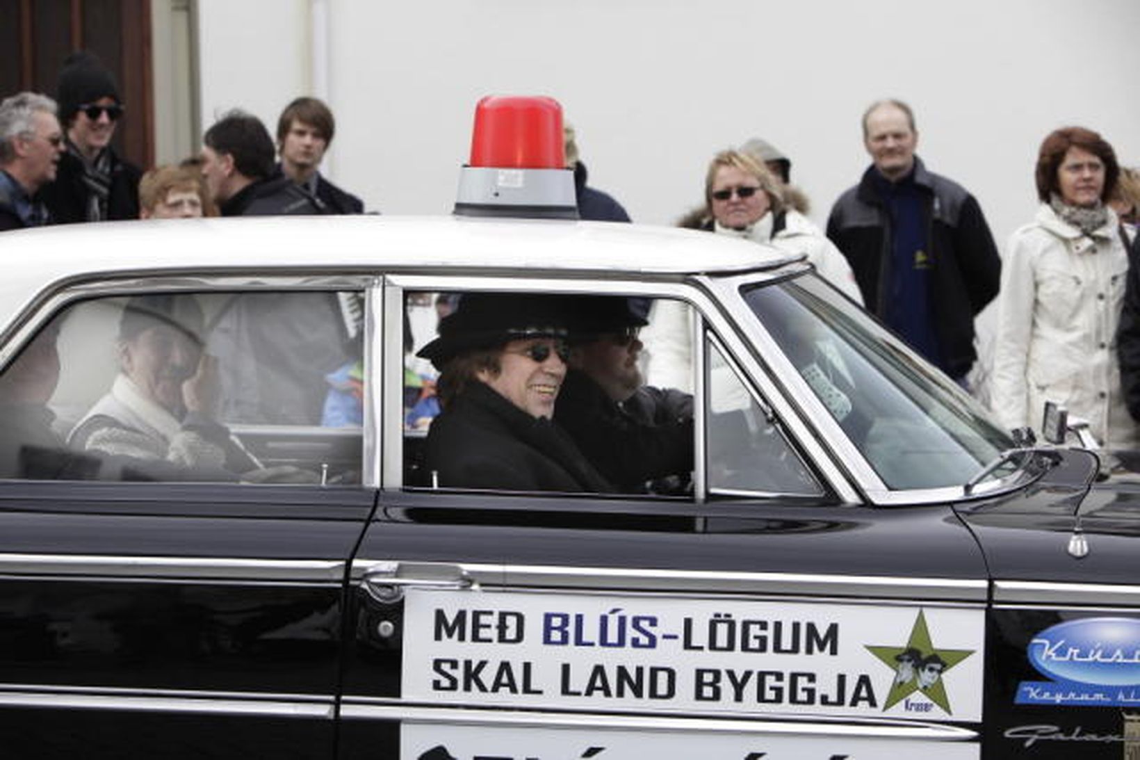 Blúsvagnar Krúserklúbbs Reykjavíkur vöktu athygli vegfarenda.