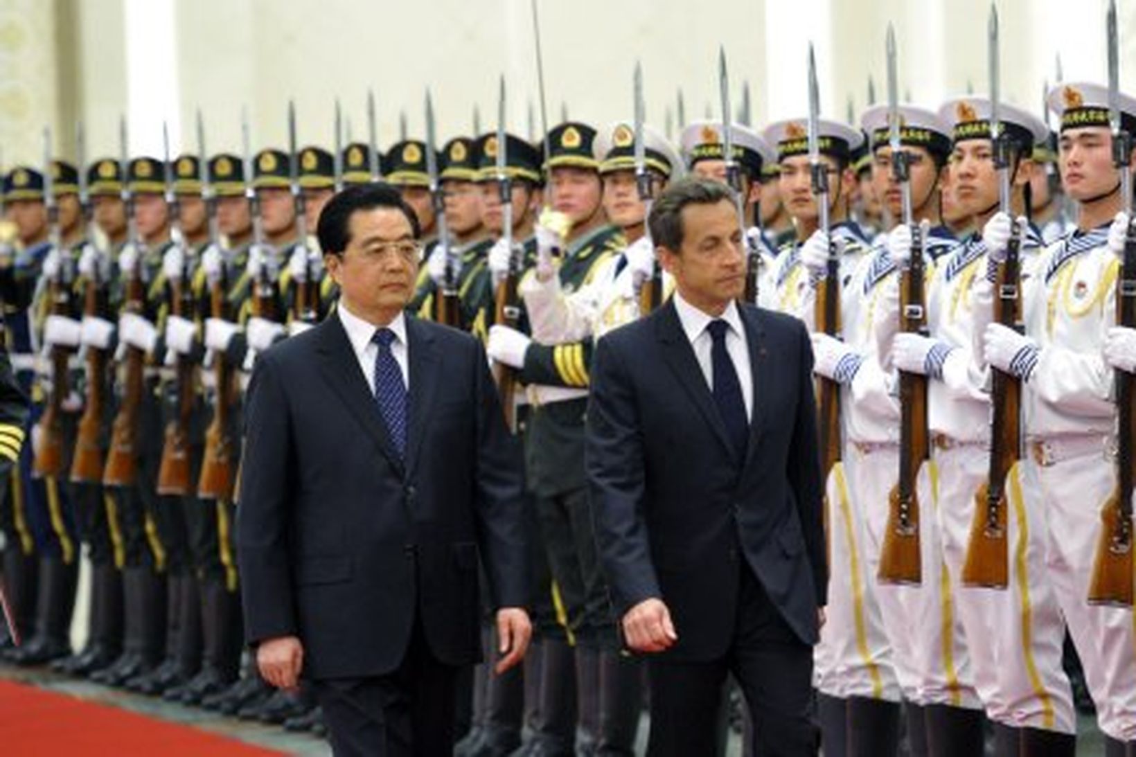 Nicolas Sarkozy, Frakklandsforseti, (t.h.) og Hu Jintao, Kínaforseti, í Alþýðuhöllinni …