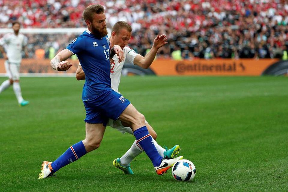 Aron Einar Gunnarsson með boltann í Marseille í dag.