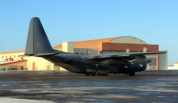 Herkúles við flugskýlið í Keflavík