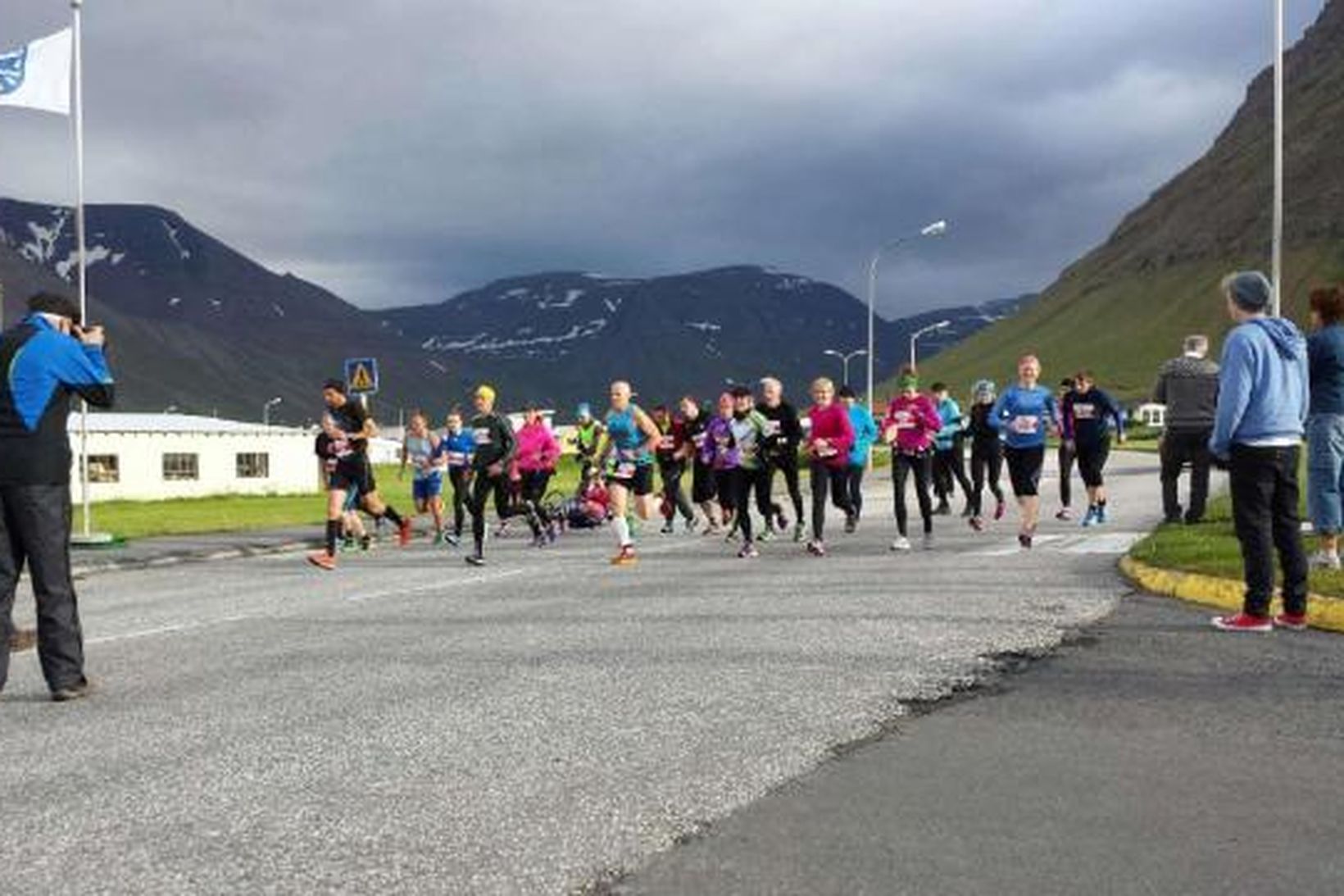 Keppendur leggja af stað í 21 km hlaupi.