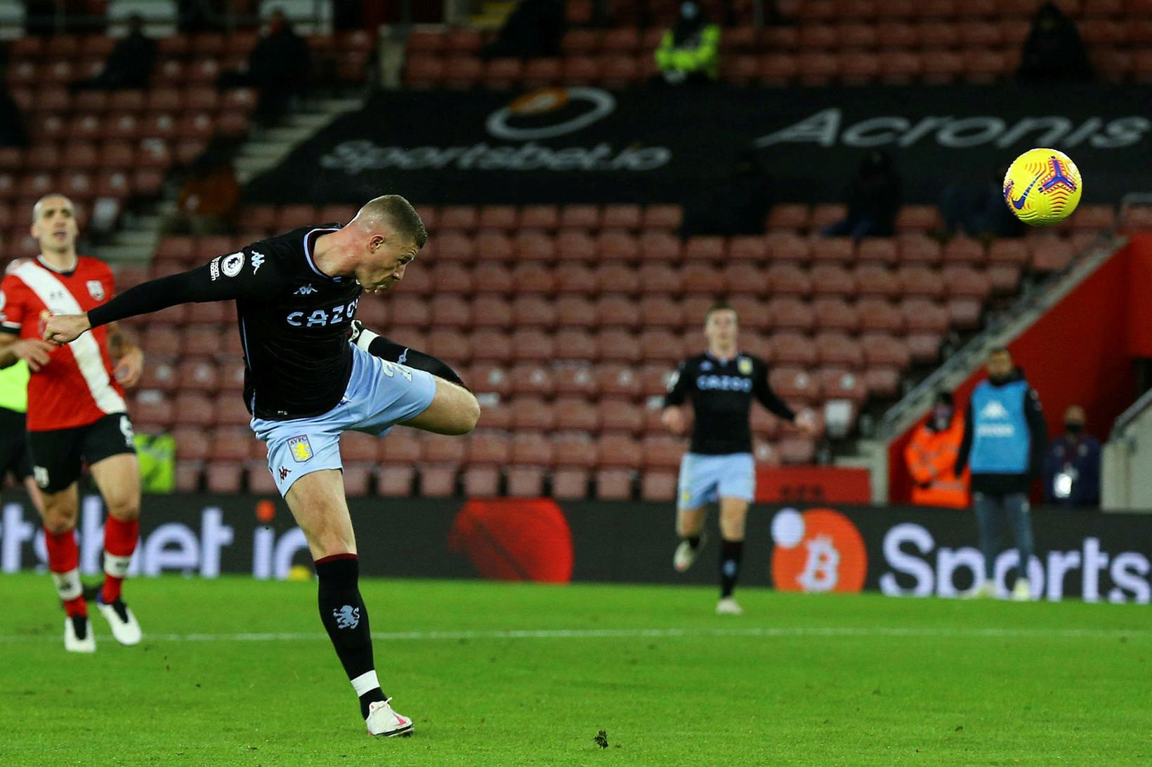 Ross Barkley skorar sigurmarkið.