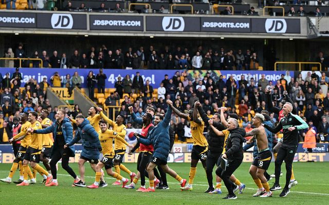 Leikmenn Wolves fagna sigrinum í gær.