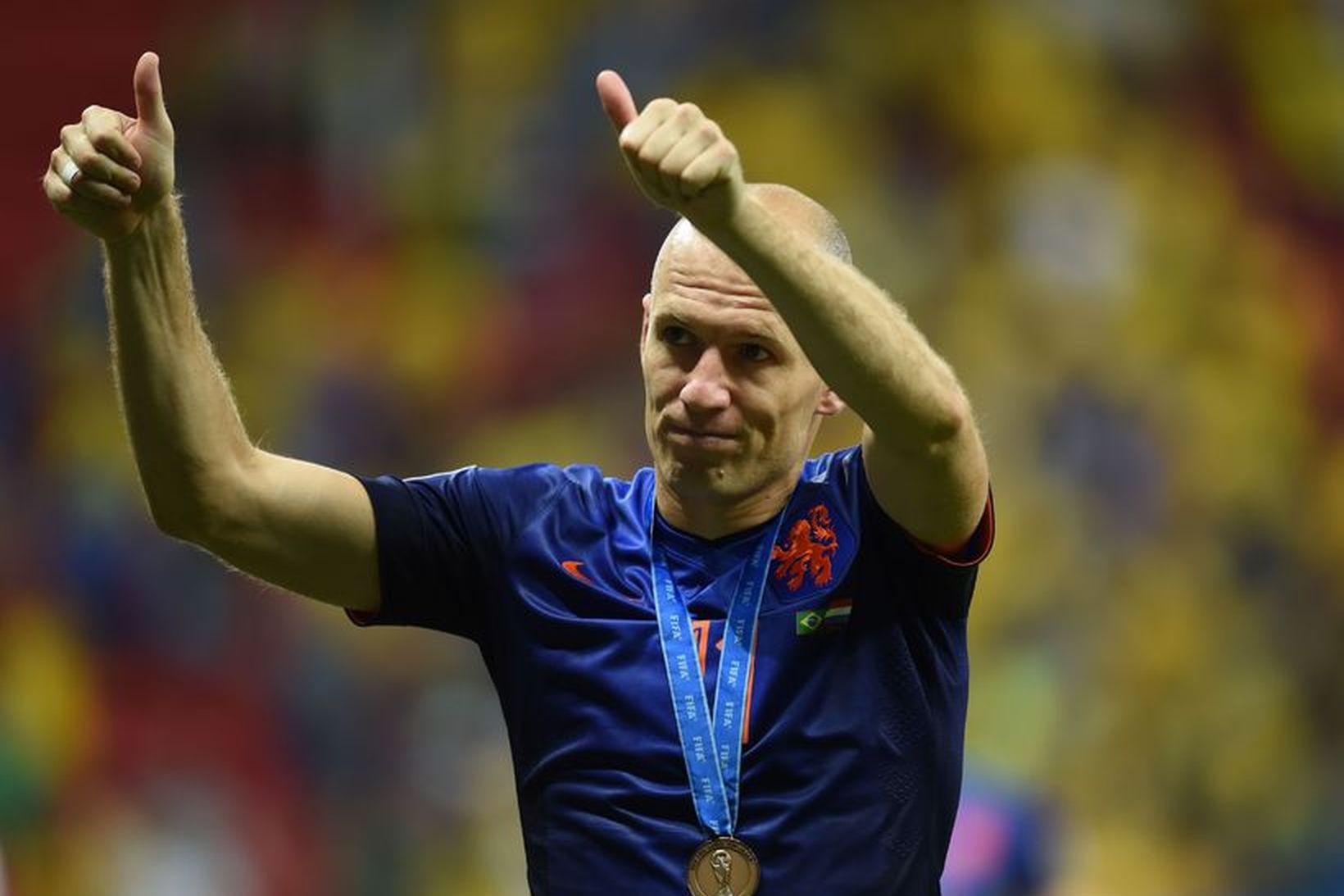 Arjen Robben með bronsverðlaunin um hálsinn í kvöld.