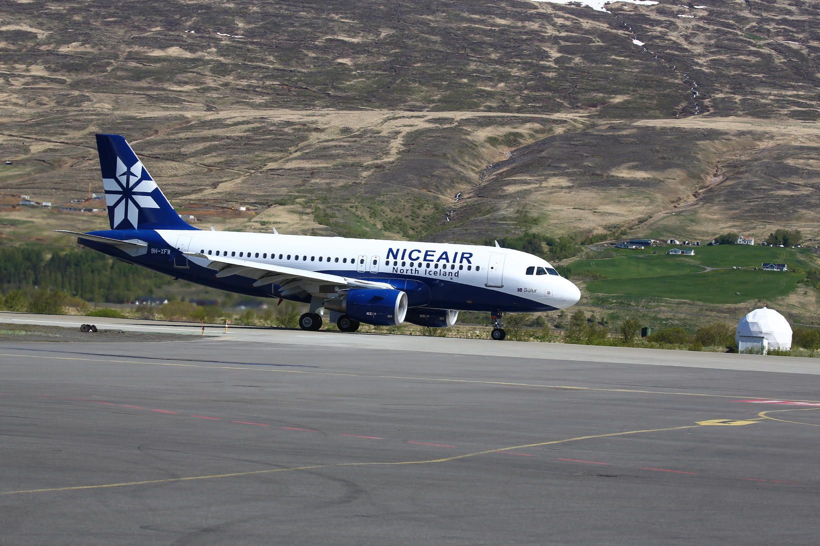 Vél Niceair lenti á Akureyrarflugvelli í gær.