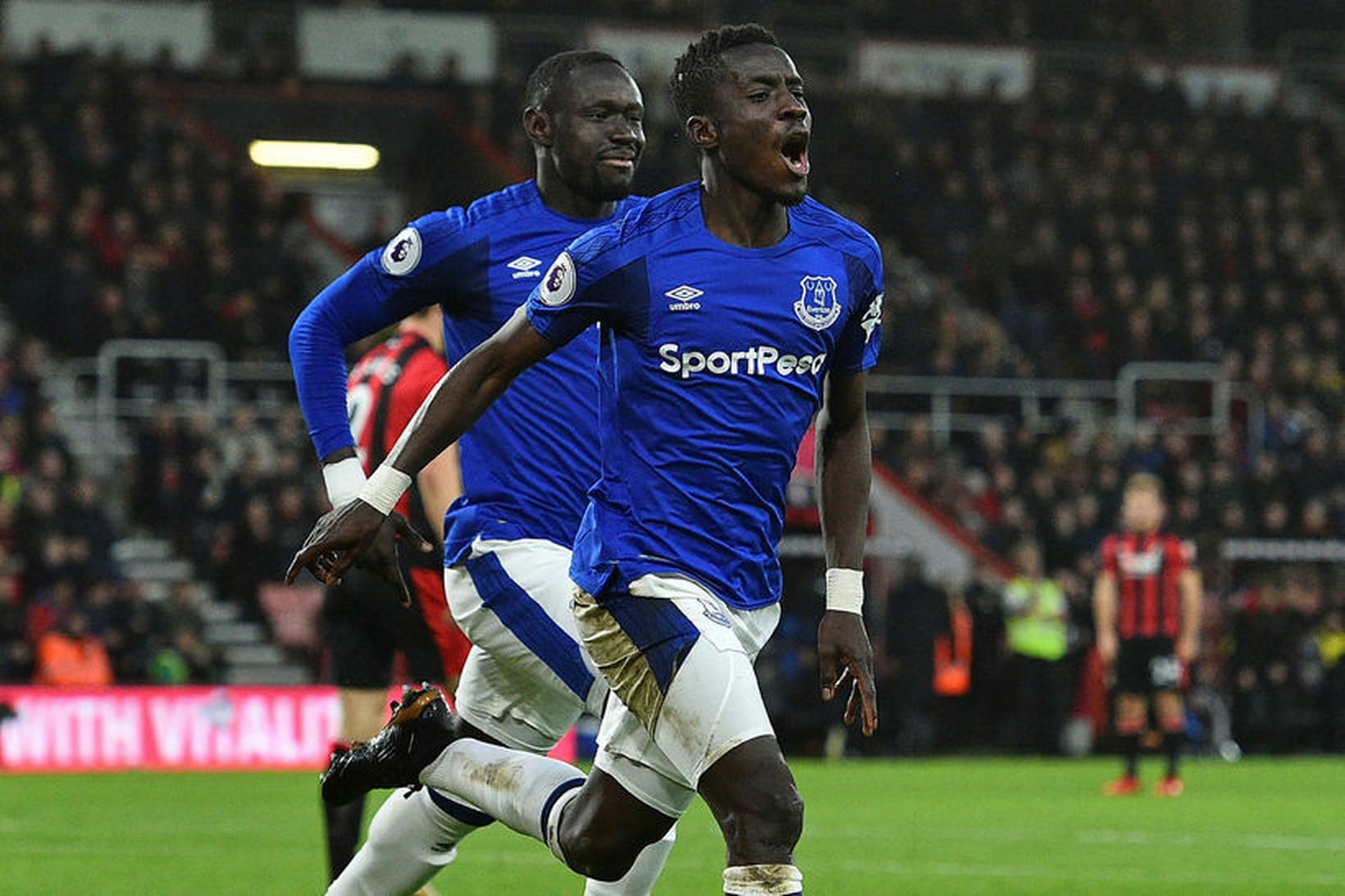 Idrissa Gueye fagnar marki með Everton.