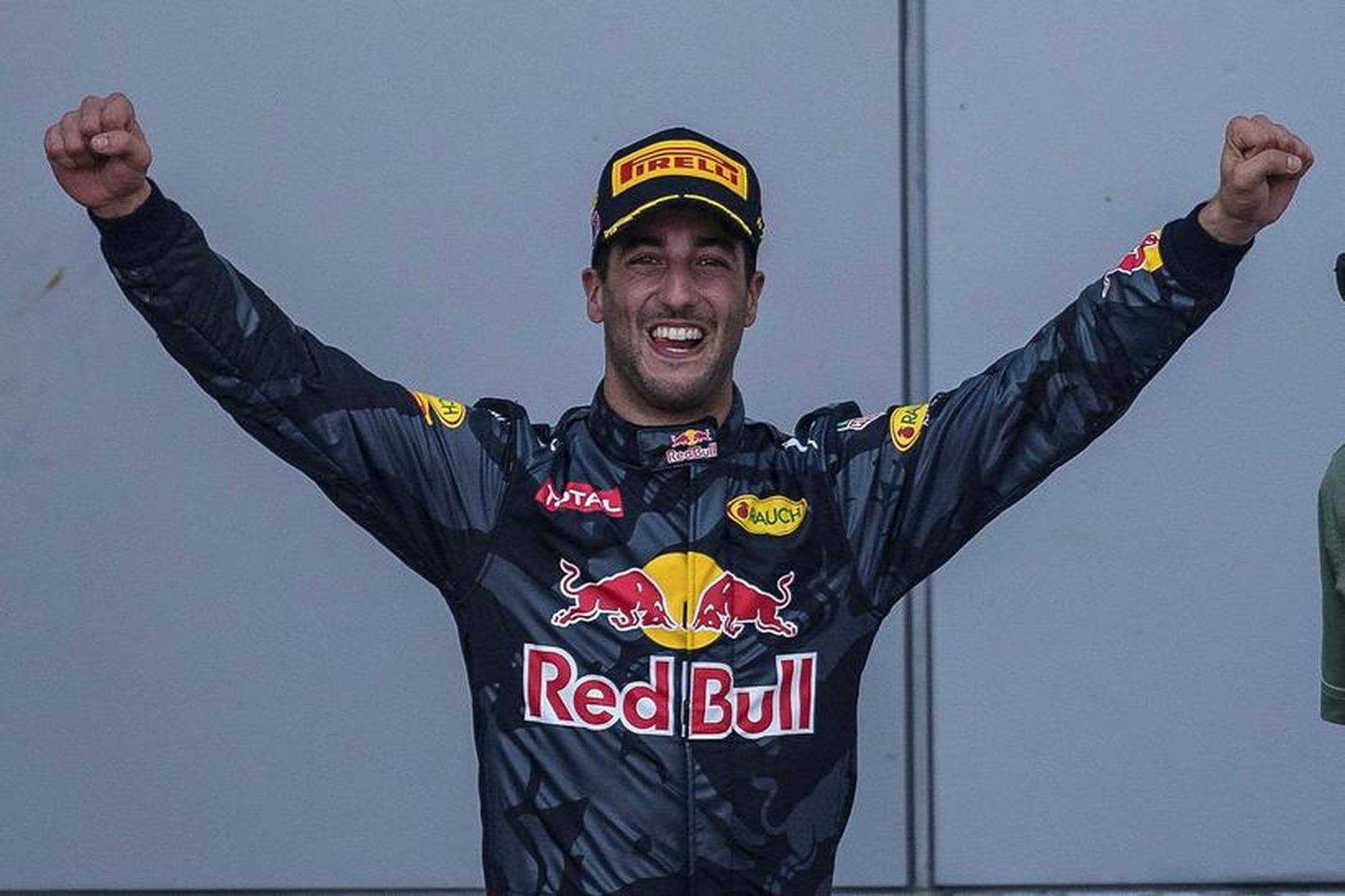 Daniel Ricciardo fagnar sigrinum á verðlaunapallinum í Sepang.