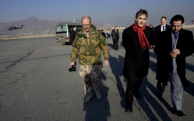 Jonas Gahr Støre á Kabúlflugvelli í gærmorgun þegar hann kom til Afganistans frá Pakistan.