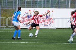 Sæunn Björnsdóttir spyrnir boltanum í leiknum í dag.