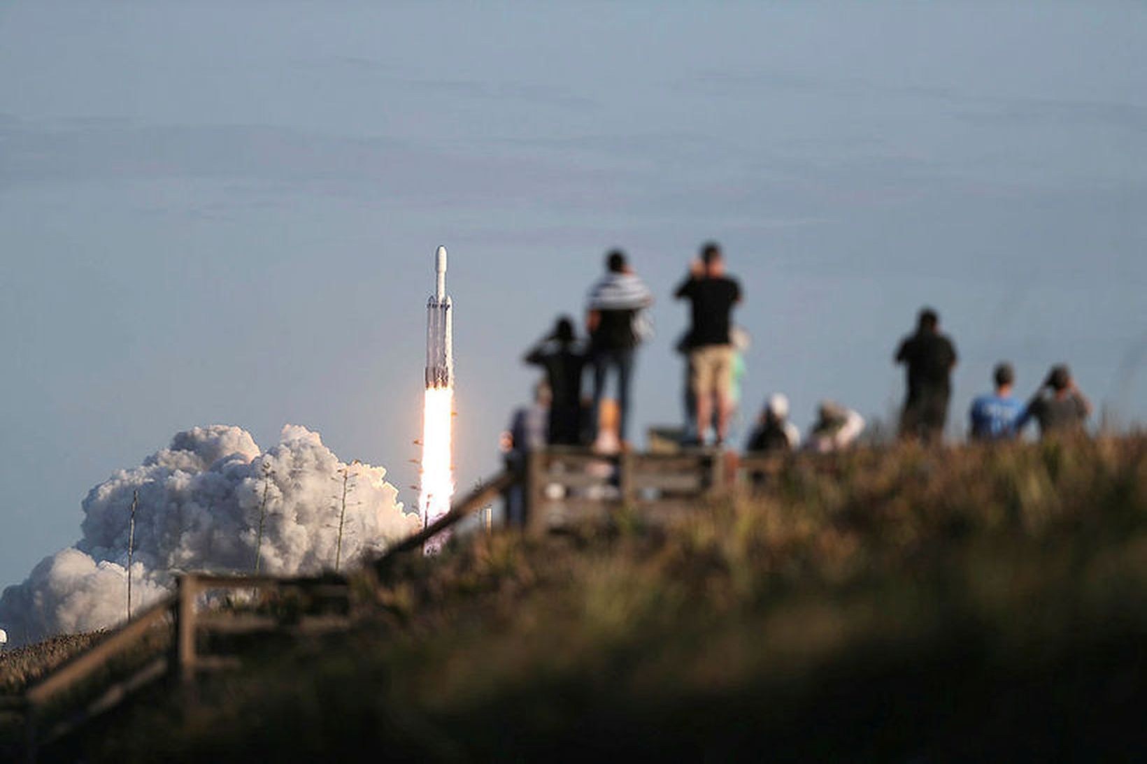 Áhorfendur fylgjast spenntir með þegar Falcon Heavy, kraftmestu geimflaug heims, …