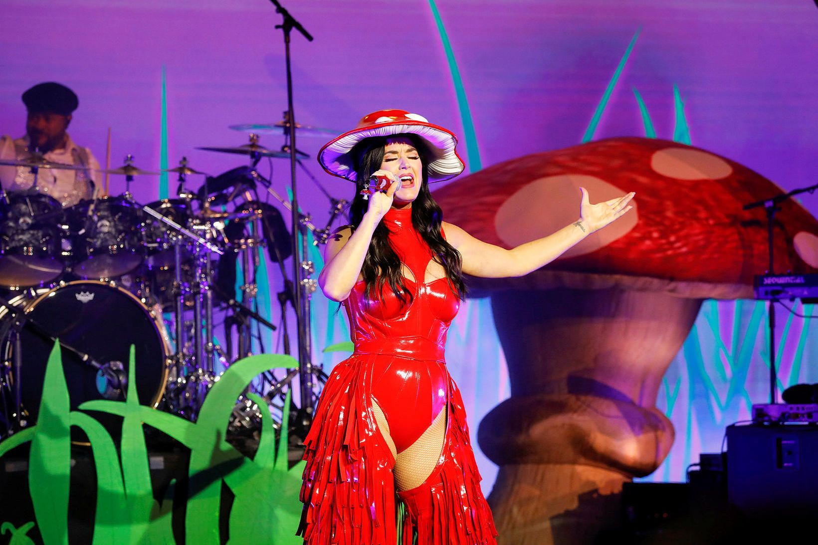Katy Perry tók sín bestu lög klædd eins og sveppur …