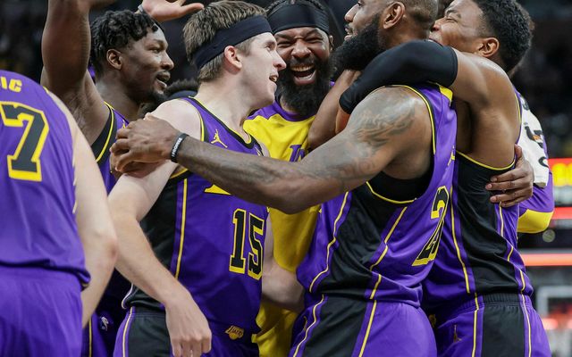 Leikmenn Los Angeles Lakers fagna sigurkörfu LeBrons James.