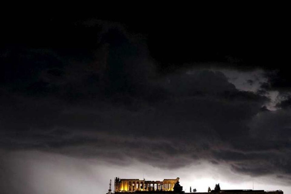 Parthenon á Akrapolishæð í Aþenu í skugga storms.