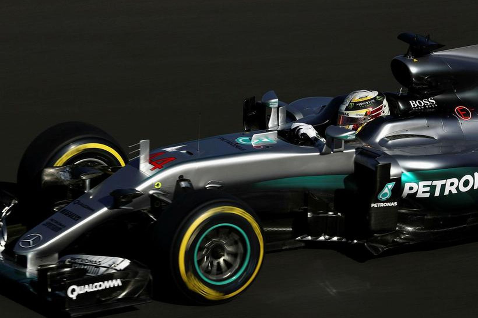 Lewis Hamilton á leið til ráspóls í Mexíkó.