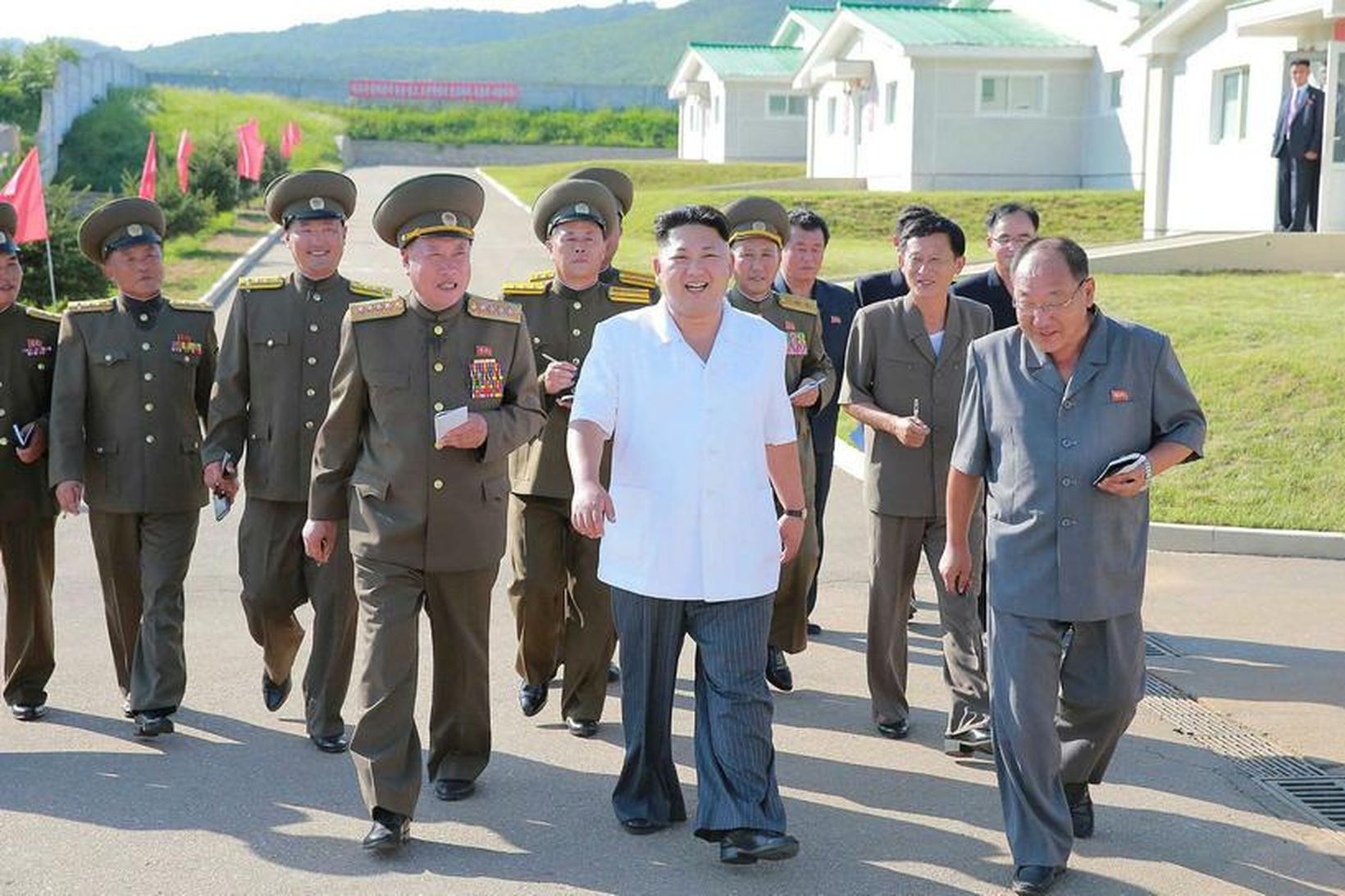 Kim Jong-un, leiðtogi Norður-Kóreu, á ferð ásamt herforingjum sínum. Talið …
