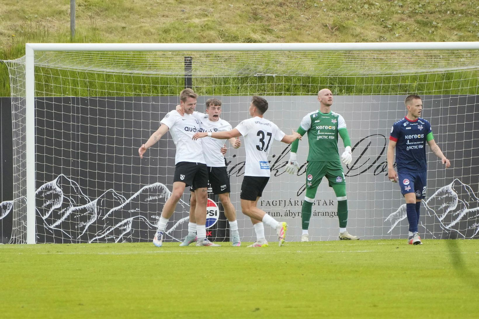Sigurður Bjartur Hallsson fagnar marki sínu í dag.