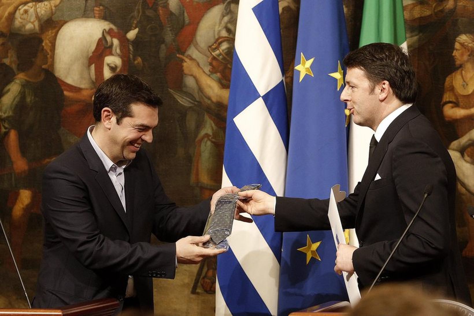 Matteo Renzi afhenti Alexis Tsipras bindi í tilefni heimsóknarinnar, en …