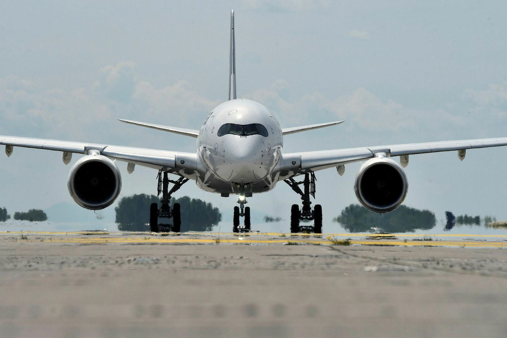 Airbus-flugvél þýska flugfélagsins Lufthansa tekur á loft í júní í …