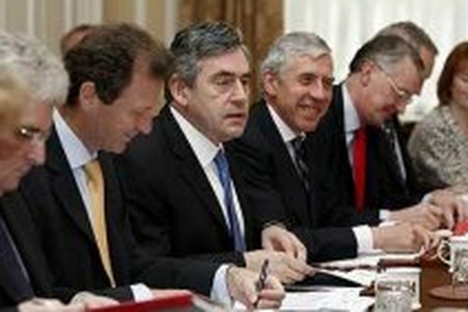 Gordon Brown, í miðið, stýrir ríkisstjórnarfundi í Lundúnum í dag.