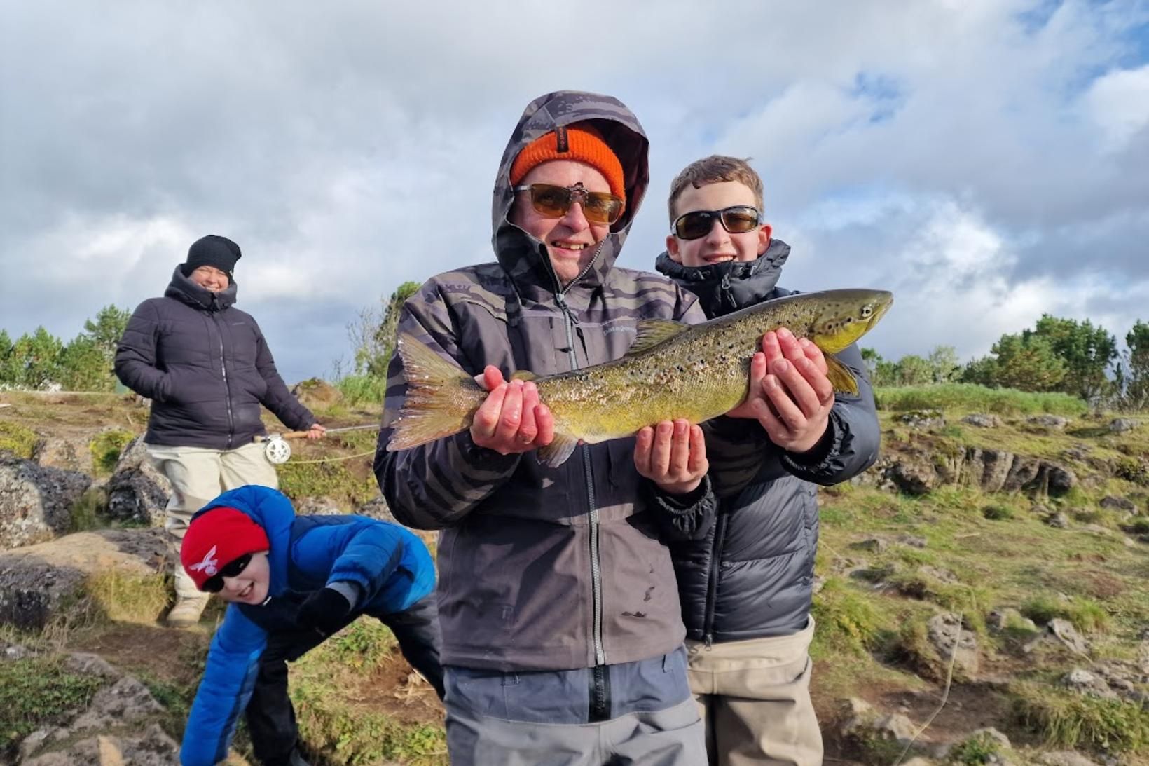 Fjölskyldan komin á beinu brautina. Fremstur er Jóhann Davíð Snorrason …