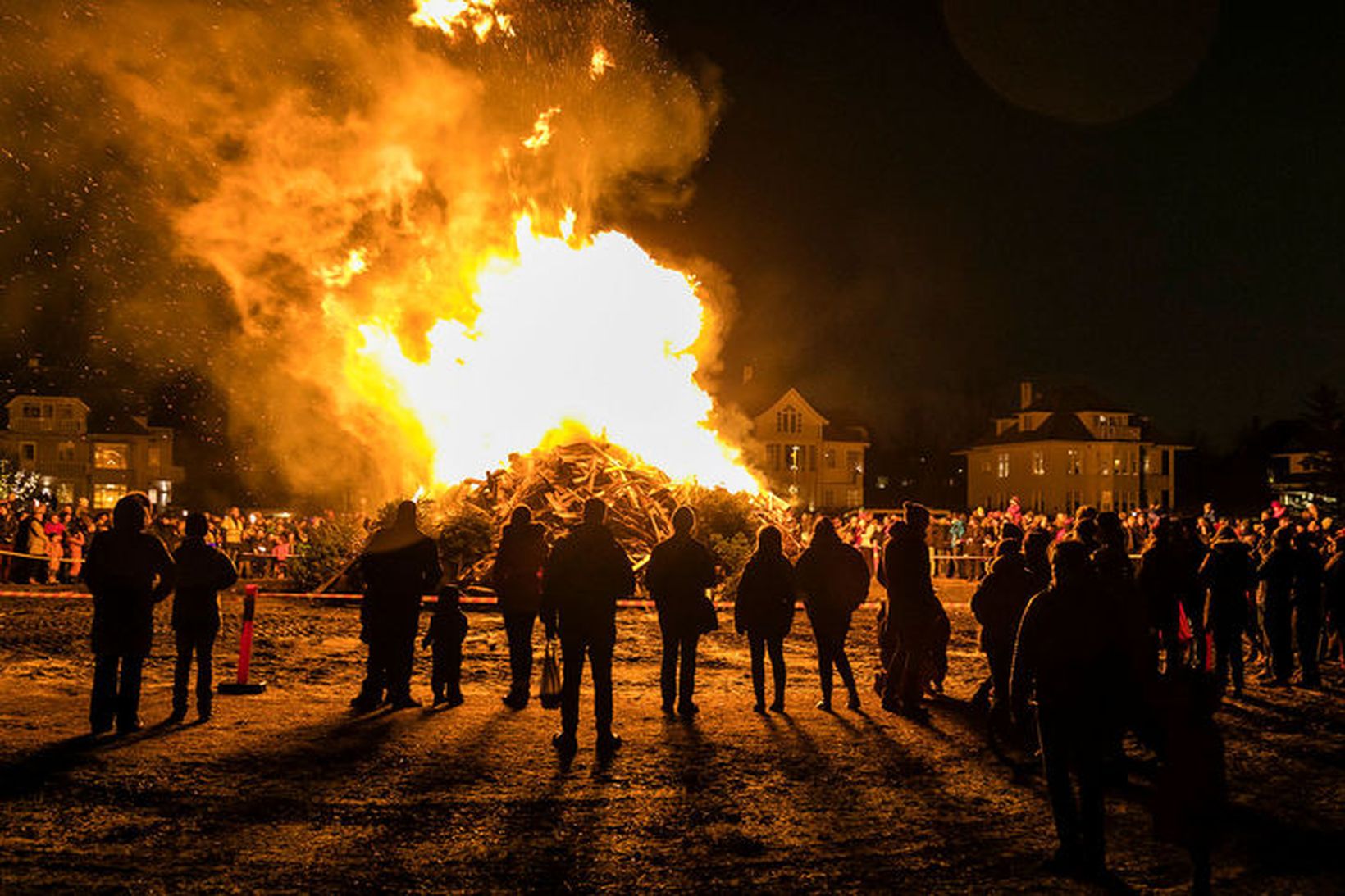 Þrettándabrenna fer fram við Ægisíðu og frístundamiðstöðina Gufunesbæ í Grafarvogi.
